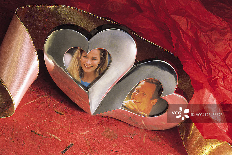 心形相框中的男人和女人照片图片素材