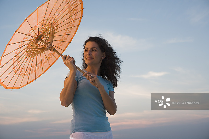 手持纸伞的女人图片素材