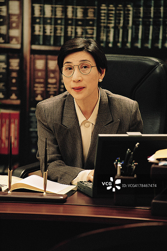 办公桌前的女律师图片素材