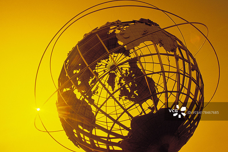 户外地球雕塑图片素材