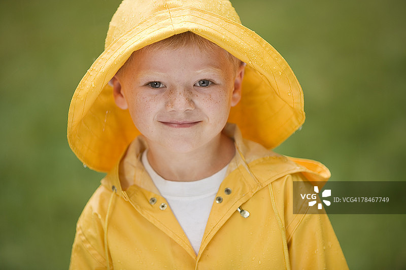 穿着雨具的男孩图片素材