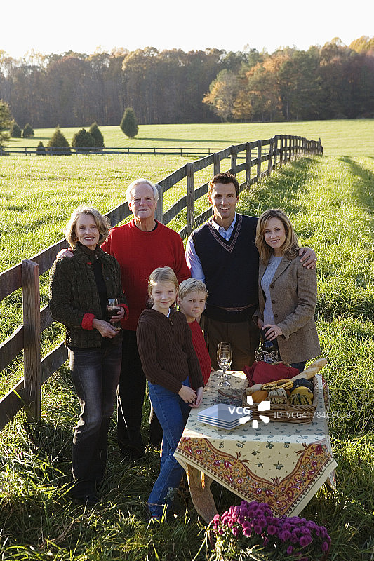 一家人在田野里野餐图片素材