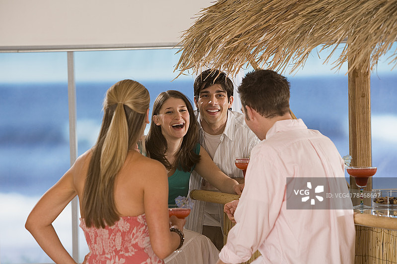 在酒吧的朋友们图片素材