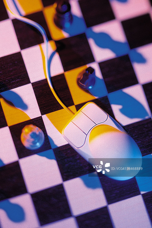 棋盘上的电脑鼠标图片素材