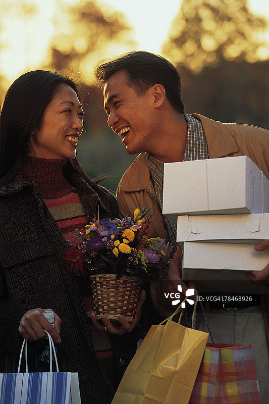 带购物袋和购物盒的年轻夫妇图片素材