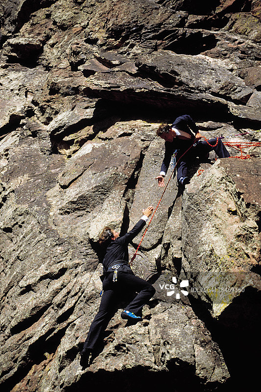 攀登悬崖的商人图片素材