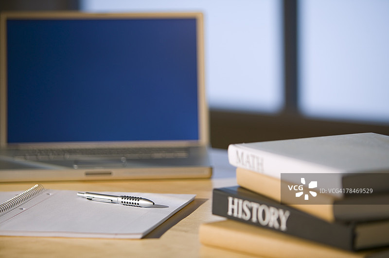 笔记本电脑和教科书图片素材