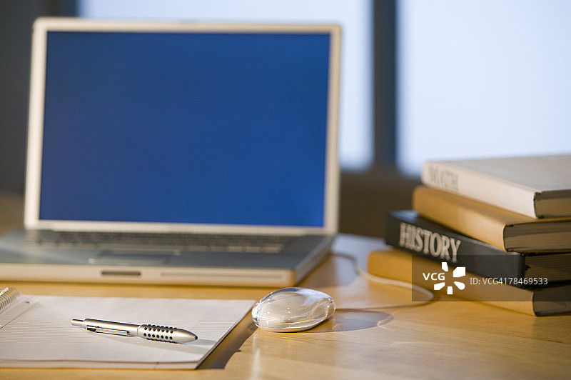 笔记本电脑和教科书图片素材