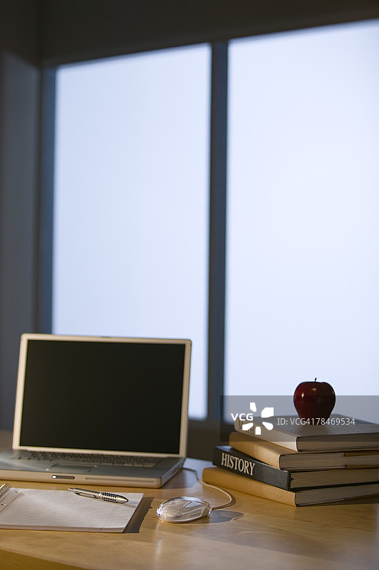 笔记本电脑和教科书图片素材