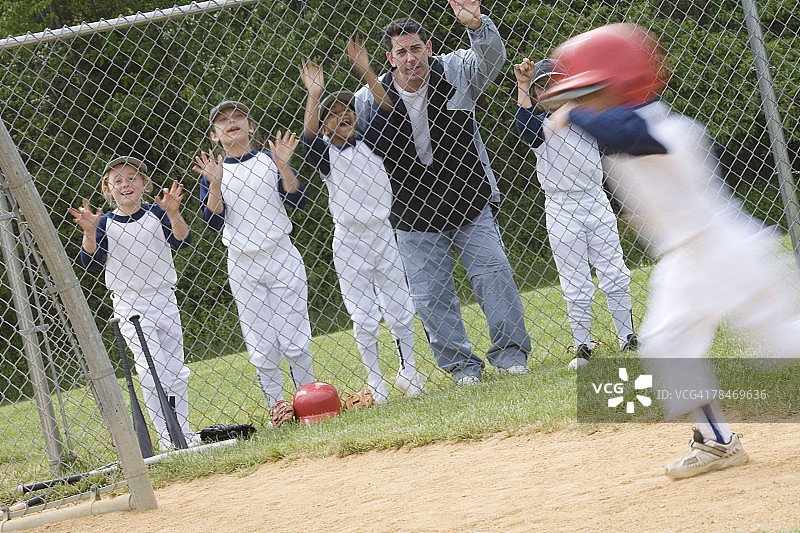 小联盟球队为赛跑者欢呼图片素材