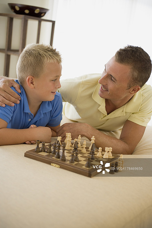 父子下象棋图片素材