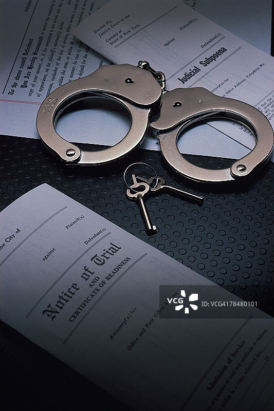 手铐、手铐钥匙、审判通知及其他法律文件图片素材