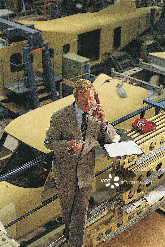 飞机装配厂的工人图片素材