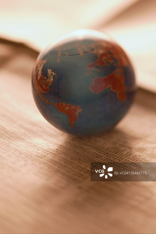 报纸上的地球仪图片素材
