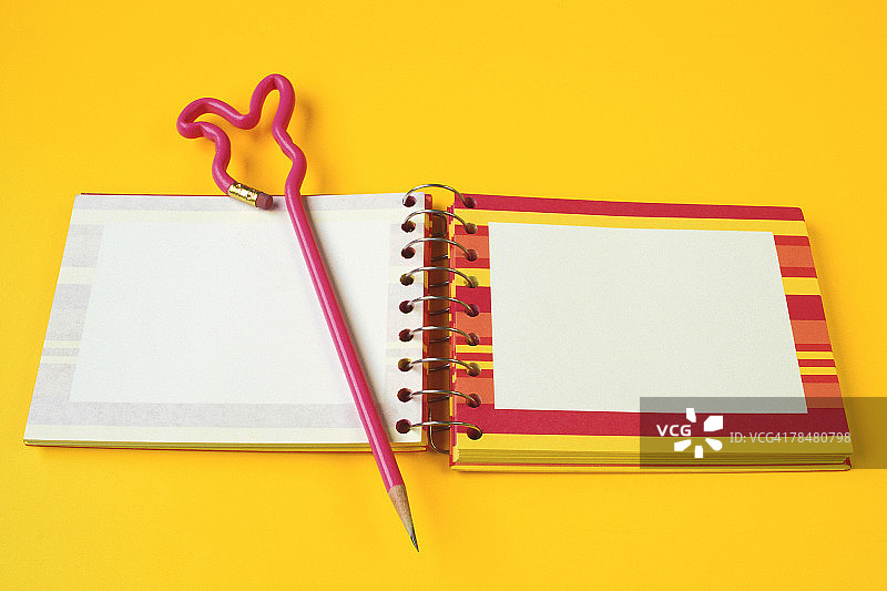 彩色异想天开的笔记本和铅笔图片素材