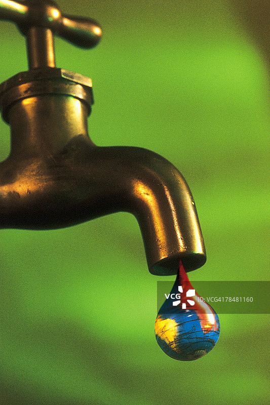 滴出地球之水的龙头图片素材