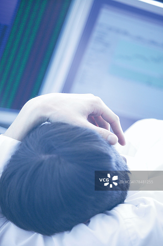 男子趴在桌子上图片素材