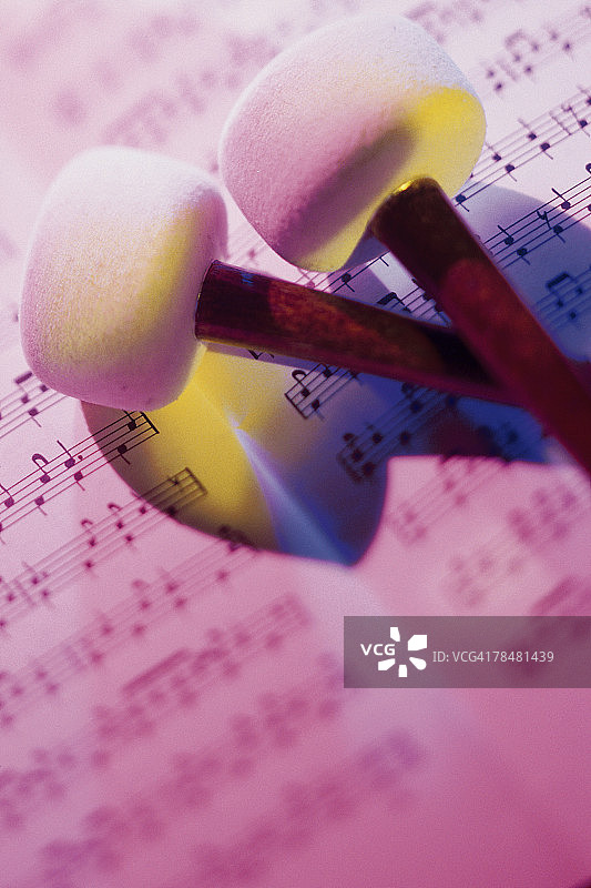 定音鼓槌与乐谱图片素材