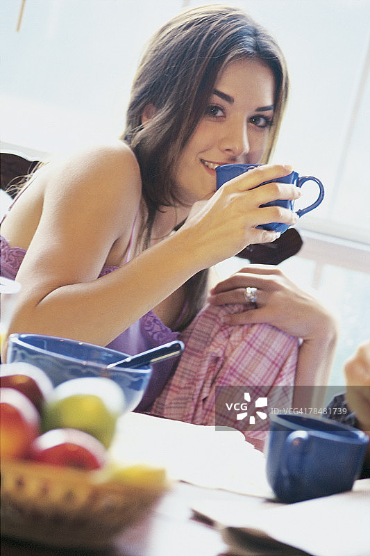 在早餐时的女人图片素材
