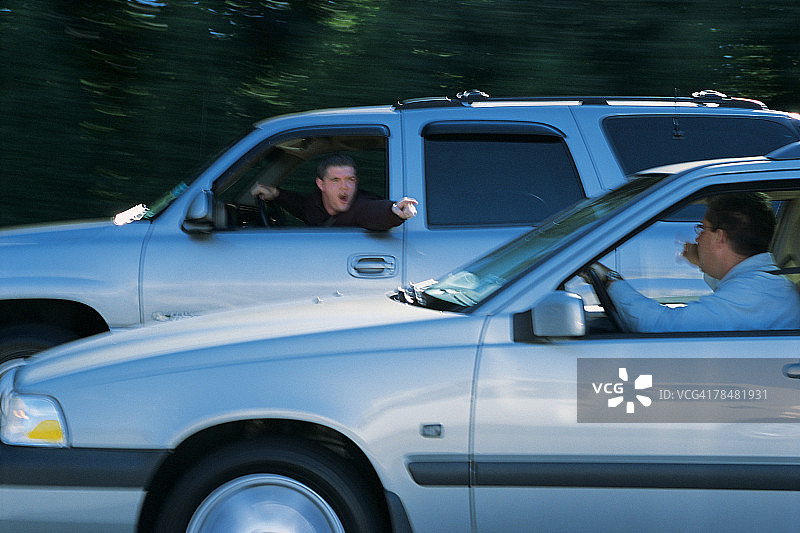 男人在驾驶时互相争吵图片素材