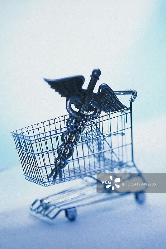 购物手推车里的商用医疗标志图片素材