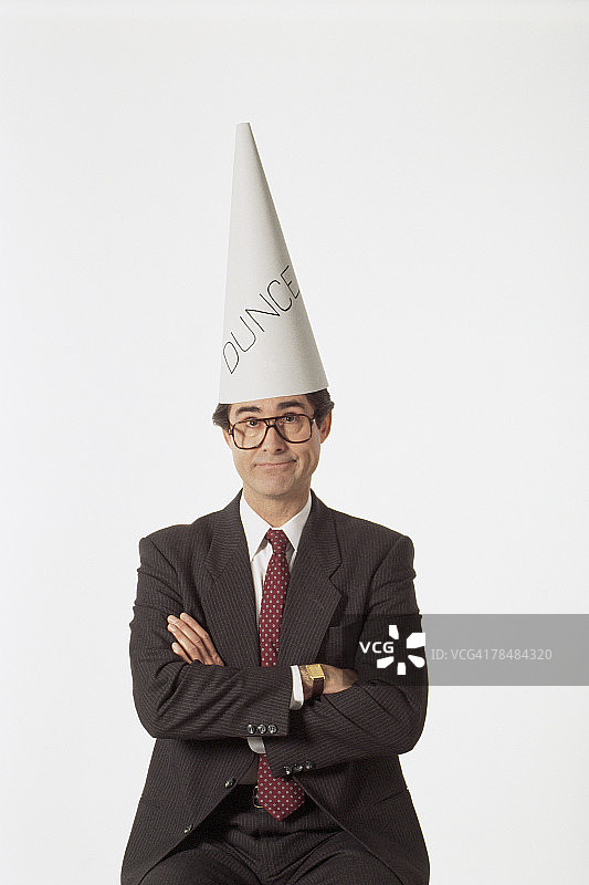 戴着蠢帽的商人图片素材