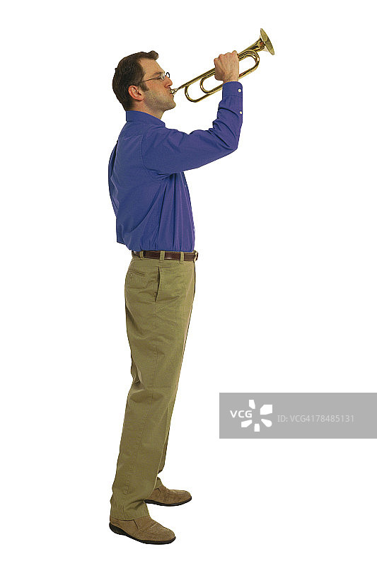 吹军号的男人图片素材