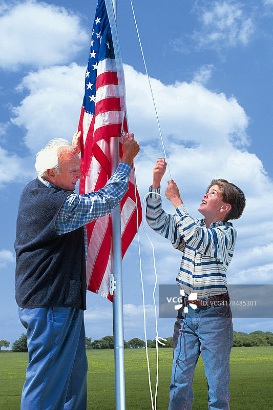 祖父和孙子升起美国国旗图片素材