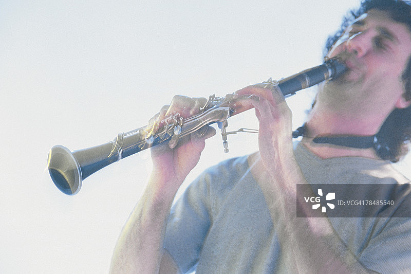 吹单簧管的男人图片素材