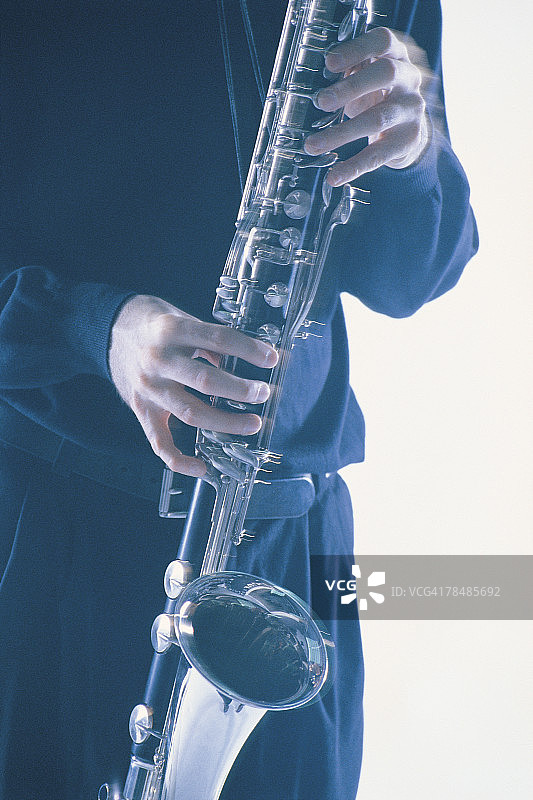 男人吹奏低音单簧管图片素材