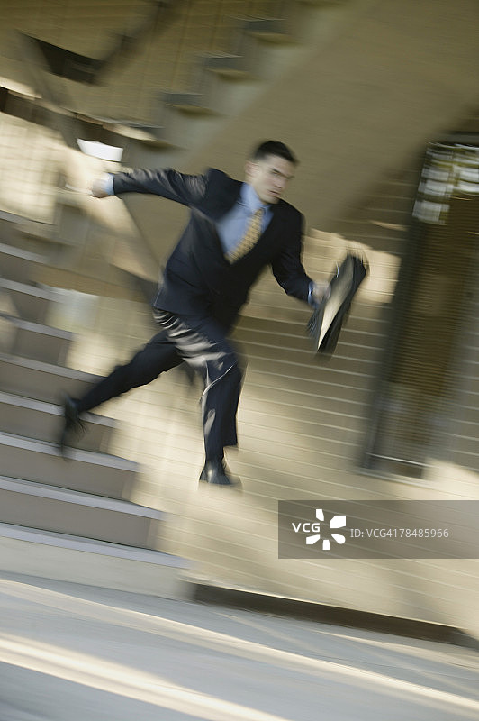 商人跳下楼梯图片素材