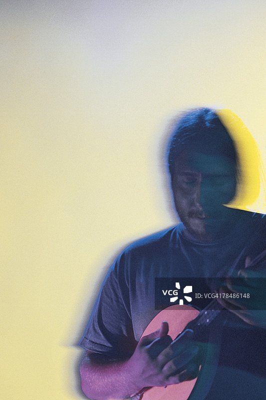 弹曼陀林的男人图片素材