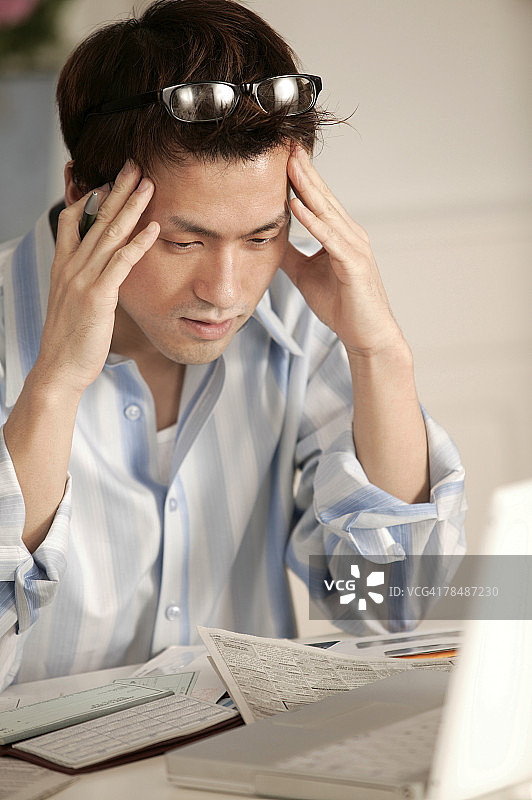 拿着钞票的男人图片素材