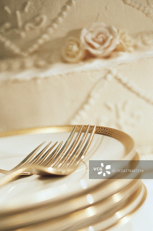 婚礼蛋糕与餐盘餐叉图片素材