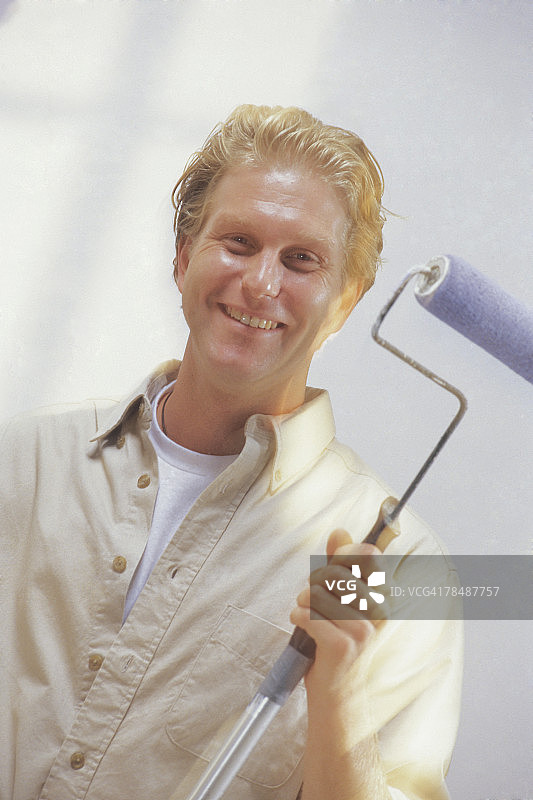 拿着滚筒刷的男人图片素材