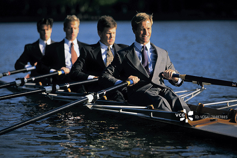 商人在划艇中划船图片素材