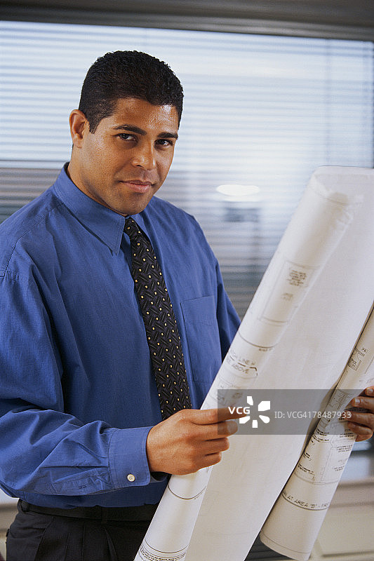 手持蓝图的建筑师图片素材