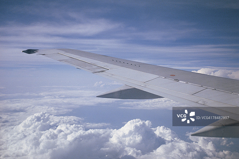 飞机机翼和天空图片素材