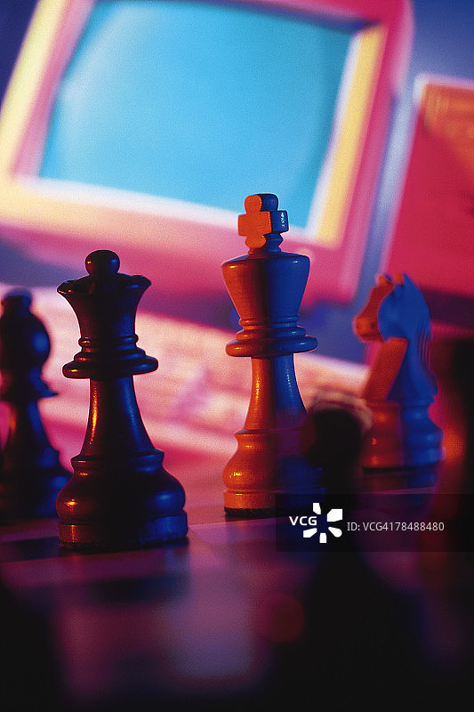 电脑前的棋子图片素材