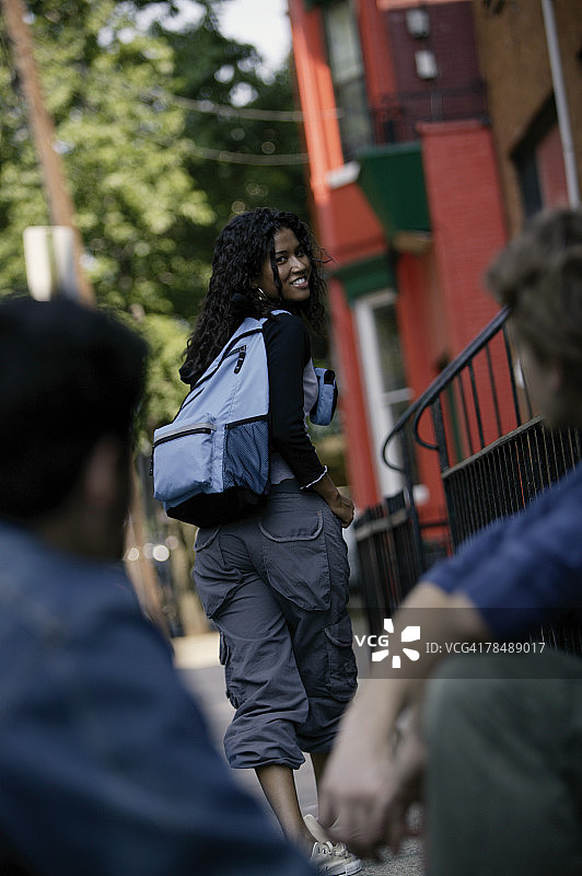 青少年男孩和少女交谈图片素材