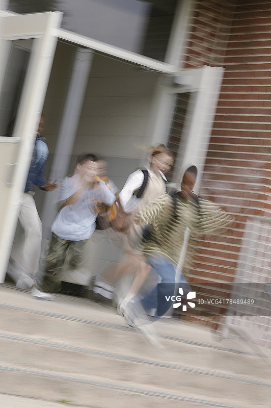学生们跑出教学楼图片素材