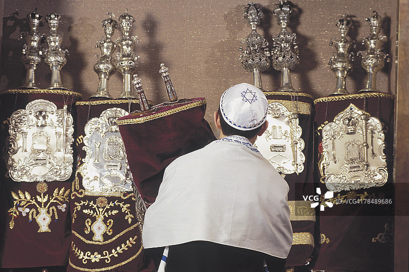 参加宗教仪式的年轻男人图片素材