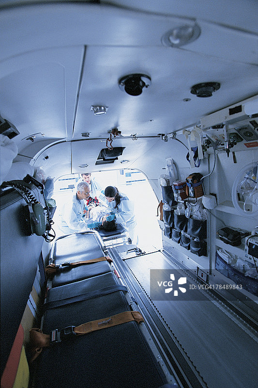 医生将病人抬上救护车图片素材