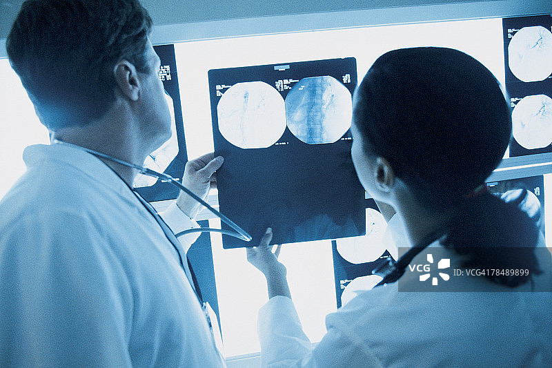医生看X光片图片素材