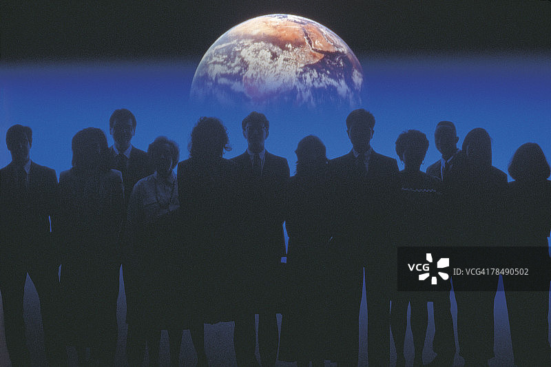 以地球为背景的商务人士轮廓图片素材