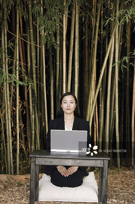 在户外使用笔记本电脑的女人图片素材