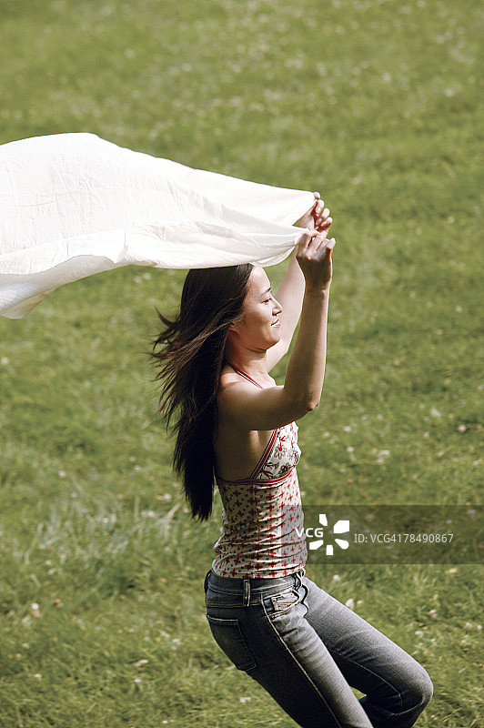 裹着床单的女人图片素材