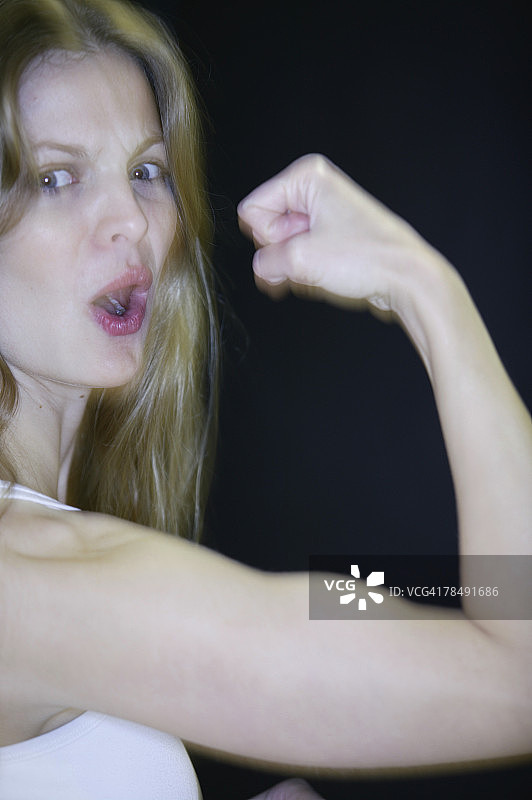 展示肌肉的女人图片素材