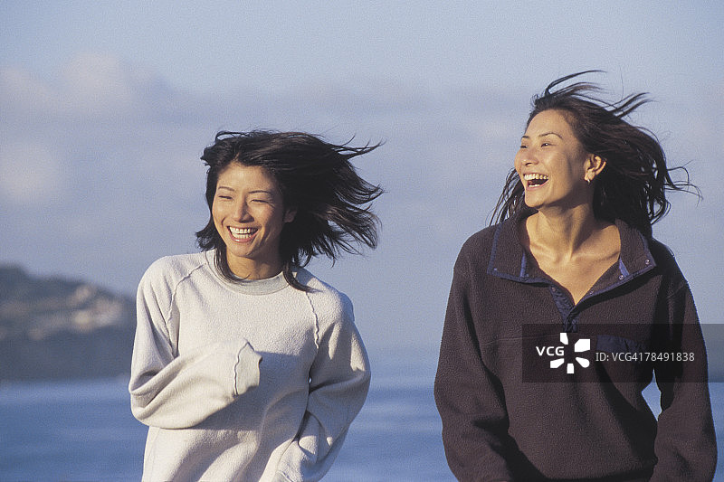 女人在户外慢跑图片素材