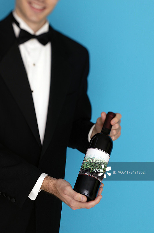 服务员拿着葡萄酒瓶图片素材